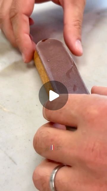 Guillaume Mabilleau on Instagram: "Éclair parfait au chocolat
By @guillaumemabilleau 

⬇️ Recette du fondant chocolat ⬇️
200g de fondant 
60g de glucose 
30g de pâte de cacao 
5g d’eau

#eclair #eclairs #pateachoux #pâteàchoux #pastry #chef #patisserie #pâtisserie #guillaumemabilleau #mof #eclairchocolat #chocolat #chocolate #fondant #illdesignfrance" Chocolate Fondant, Eclairs, Pastry Chef, Fondant, Tart, Pastry, Chef, On Instagram, Instagram