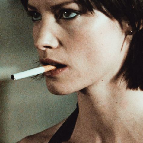 Profile Picture Woman, Woman Profile Picture, Sienna Guillory, Valentines Movies, Resident Evil Movie, Resident Evil Alice, Woman Profile, Valentine Resident Evil, Hot Dads