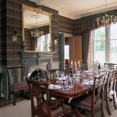 Eye For Design: Decorating With Plaid Covered Walls Wallpaper Dining Room, Tartan Decor, Wallpaper Dining, Mirror Dining Table, Celtic Decor, Room Wallpaper Designs, Tartan Wallpaper, Dining Room Wallpaper, Victorian Interiors