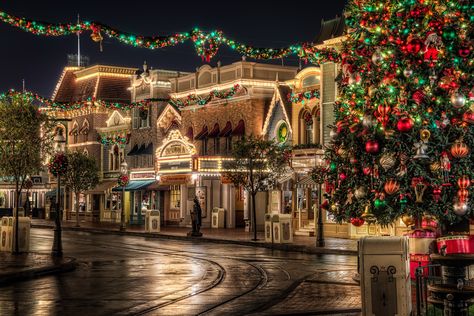 Spring Wallpaper Aesthetic, Christmas Wallpaper Ideas, Christmas Desktop Wallpaper, Disneyland Christmas, Disney World Christmas, Christmas Desktop, Main Street Usa, Christmas Around The World, Christmas Town