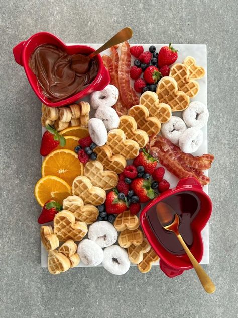 Valentine Charcuterie with Walmart - The House of Sequins Valentine Charcuterie, Valentines Party Food, Valentines Brunch, Valentines Breakfast, Valentines Snacks, Valentines Baking, Valentine's Day Decorations, Diy Valentine's Day Decorations, Valentine's Decor