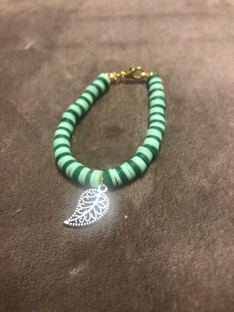 Green Clay Bead Bracelet, Green Bracelet Ideas, Green Beaded Bracelets, Green Clay, Beaded Bracelets Diy, Color Inspo, Cute Bracelets, Green Bead, Clay Beads