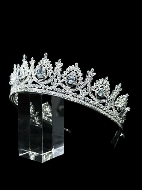 Swarovski Zircon Bridal Crown. Wedding Tiara, Quinceanera Tiara, Crystal Tiara, Bridal Headpiece, Swarovski Tiara, Crown, Tiara. This exquisite bridal crown, made from a perfect combination of zircon stones, will make you feel like a princess. Every detail of this headpiece reflects elegance at every step and has been carefully designed to add a unique sparkle to your wedding day. This bridal crown offers a creative combination of luxury zircon stones that fit perfectly together. Each stone has been carefully selected, cut, and placed to shimmer with a brilliant radiance. The sparkling stones capture the reflections of light at every angle, enchanting everyone around you. Its design has been crafted to complement your aesthetics. Made from a delicate metal alloy and intricately crafted, th Bridal Crown Crystal, Princesa Sophia, Quinceanera Tiaras, Swarovski Tiara, Crystal Bridal Headpiece, Crystal Crown Wedding, Tiara Headpieces, Crystal Tiara, Beautiful Tiaras