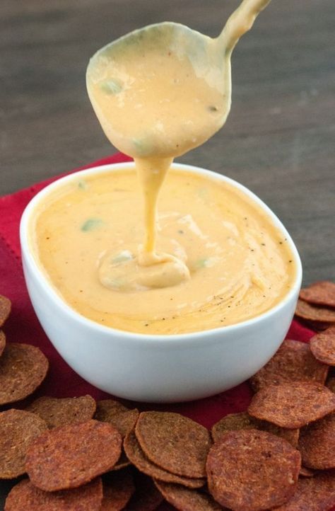 Queso dip – incredible cheesy, creamy and with just the right amount of heat. It’s one of my biggest weaknesses. In my dreams, I eat queso dip every day, just like you would eat soup! But since that i Low Carb Queso, Pepperoni Chips, Soup Appetizers, Postre Keto, Low Carb Sauces, Creamy Dip, Low Carb Appetizers, Low Carb Diets, Broccoli Cheese