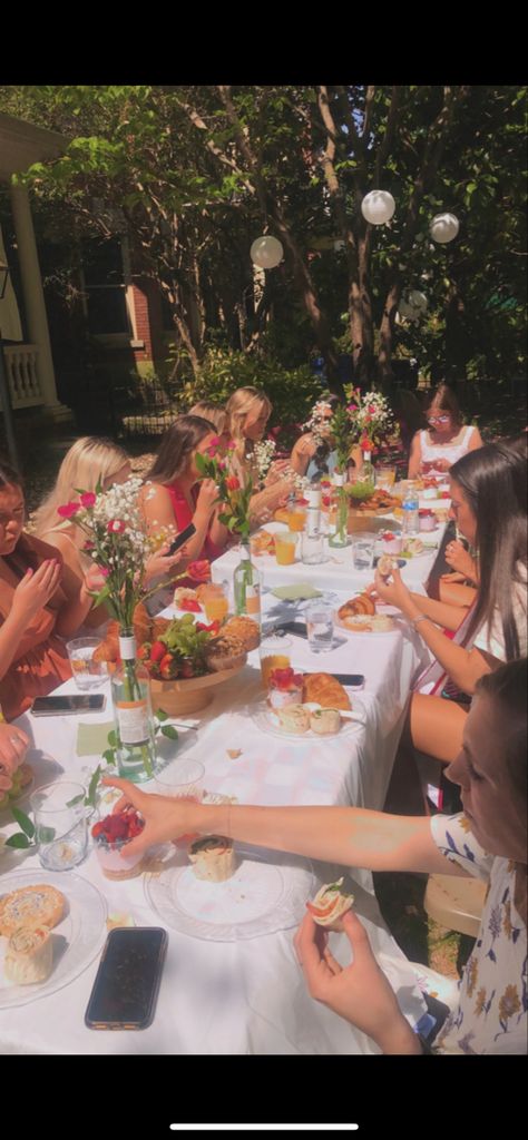 Brunch Party Outdoor, Brunch Party Outside, Garden Party Bachelorette Ideas, Birthday Dinner Outdoor, Summer Outdoor Birthday Party Ideas, Spring Brunch Aesthetic, Senior Brunch Ideas, Suprise Party Ideas For Best Friend, Garden Party Pictures