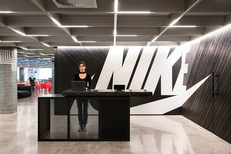 Nike Office Interiors, Nike Corporate Office, Gym Environmental Graphics, Nike Office Design, Nike Office, Sport Office, Ceo Office Design, Door Background, Office Reception Design