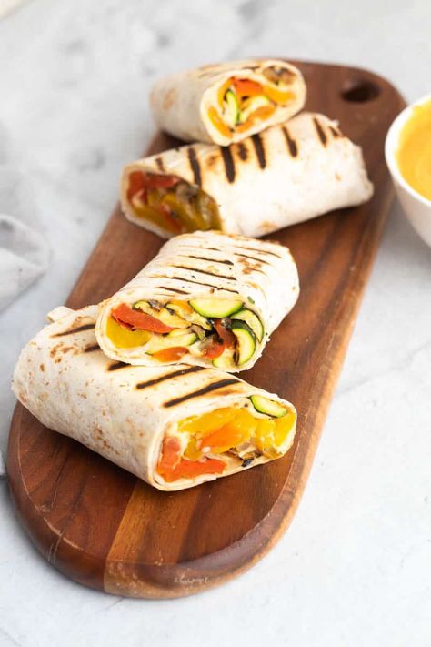 These grilled veggie wraps are low-carb, vegan, and gluten-free! The hummus and fresh herbs add tons of flavor for a delicious, satisfying, and healthy meal you can eat on the go. Veg Wraps, Veggie Hummus, Veggie Hummus Wrap, Vegan Shredded Cheese, Hummus Wrap, Healthy Veggie, Grape Salad, Veggie Wraps, Low Carb Diets