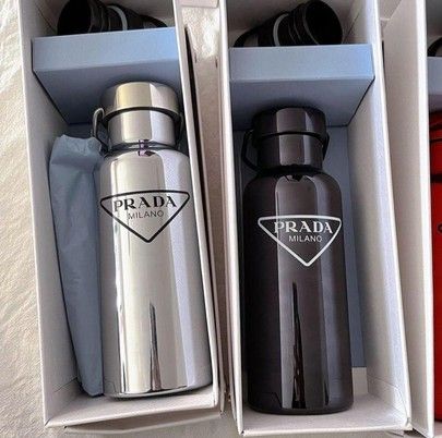 Lux Gifts, Black Water Bottles, Stationery Obsession, Bottle Design Packaging, Stainless Steal, Water Bottle Design, Jewelry Fashion Trends, Bottle Packaging, Stainless Steel Bottle