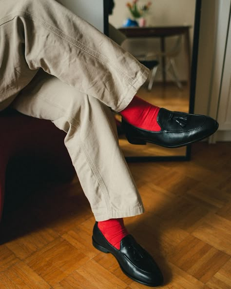 If loafers are a fancy shoe, then the tassel loafer is up there as one of the fanciest of them all. Seeing it styled in its more vintage voicing was what made it so attractive to me initially, you know the look, straight chinos and a chambray or military style shirt (there are many photos out there for reference). But the slick modernity of pairing them with some black, loose, pleated trousers tickled my imagination while I was rooting through my wardrobe for an alternative to the first loo... Black Loafers Outfit Men, Black Loafers Outfit, Military Style Shirts, Man Street Style, Different Vibes, Moon Lee, Dakota Johnson Style, Loafers Outfit, Fancy Shoes