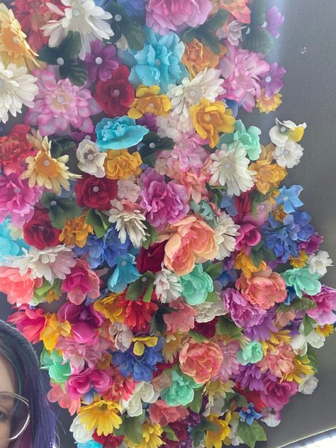 Flower Headliner Car, Car Interior Ceiling Ideas, Car Flower Ceiling, Flower Car Ceiling, Flower Roof Car, Flower Car Roof, Car Ceiling Decoration, Flower Car Decor, Ceiling Flowers