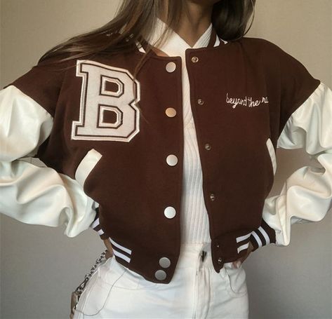 Basketball Jacket Outfit Women, Jersey Jacket Outfit Women, Basketball Jacket Outfit, Baseball Jacket Outfit Street Style, Baseball Jacket Outfit Aesthetic, Aesthetic Baseball Jacket, Baseball Jacket Aesthetic, Baseball Jacket Outfit Women, Varsity Jacket Korean