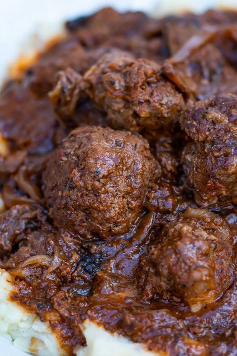 With just 7.6g net carbs per portion, these Gluten-Free Meatballs and gravy are the ultimate Keto comfort food! I've included a Paleo option as well, and you can serve it over cauliflower mash or your favourite low carb vegetable side dish to make it a complete meal! Homemade Meatballs And Gravy, Meatballs And Gravy Recipe, Dairy Free Meatballs, Gluten Free Meatballs Recipe, Easy Meatballs, 500 Calorie Meals, Gluten Free Meatballs, Meatballs And Gravy, Sugar Free Ketchup