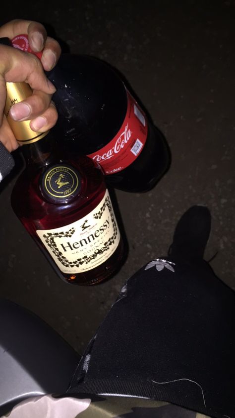 Codéine Bottle, Henny Bottle Snapchat, Henesy Drink, Hennessy Bottle Aesthetic, Drink Alcohol, Hennessy Aesthetic, Liquor Aesthetic, Drinks Alcohol, Hennessy Pictures