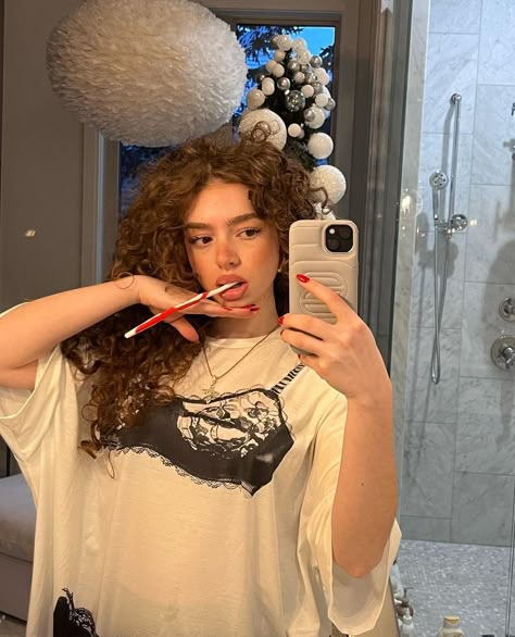 @demitrakalogeras Demitrakalogeras Makeup, Romilda Vane, Kalogera Sisters, Sporty Chic Outfits, Kalogeras Sisters, Sister Photos, Short Curly Haircuts, Live Girls, No Makeup