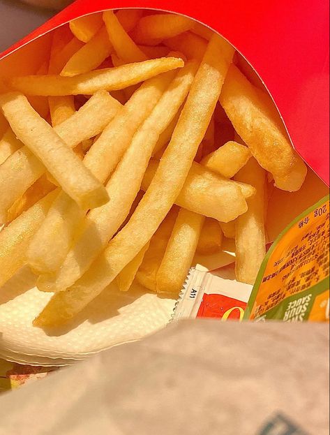 Mcdonald French Fries, Mcdonalds Fries, American Fast Food, Recipes With Pictures, Burger And Fries, Food Diary, Food Obsession, French Fries, Pretty Food