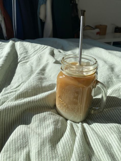 Iced Coffee Mason Jar Aesthetic, Mason Jar Aesthetic, Jar Aesthetic, Coffee Mason Jar, Libros Aesthetic, Life Board, Ice Coffee, Iced Drinks, Mason Jar Mug