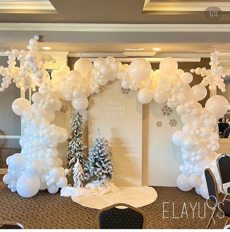 Winter Wonderland Back Drop Ideas, Winter Backdrop Wedding, White Christmas Photo Backdrop, Snow Balloon Arch, White Christmas Balloon Decor, White Christmas Birthday Party, Gender Reveal Winter Wonderland, Winter Baptism Decor, Christmas Balloon Backdrop Ideas