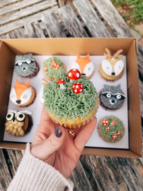 Forest Cupcake Ideas, Woodland Cupcake Ideas, Forest Animal Birthday Party Decoration, Woodland Birthday Cupcakes, Enchanted Forest Cupcake Ideas, Cupcakes Forest Theme, Woodland Baby Shower Cupcakes, Nature Cupcakes, Woodland Theme Cupcakes