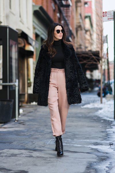 Pink Paperbag Pants Pink Pants Outfit, Pants Outfit Work, Peach Pants, Winter Pants Outfit, Winter Fashion Outfits Casual, Causual Outfits, Pinterest Fashion, Pink Pants, Pantalon Large