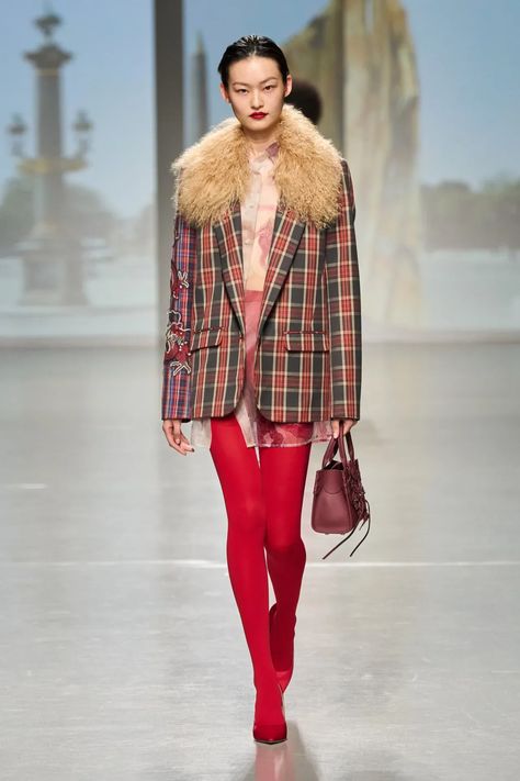 Vivienne Tam Fall 2024 Ready-to-Wear Collection at Paris Fashion Week Preppy Street Style, Vivienne Tam, Color Blocking Outfits, Head Scarf Styles, Autumn Winter 2024, Show Collection, March 2024, Paris Street Style, Fall Fashion Trends