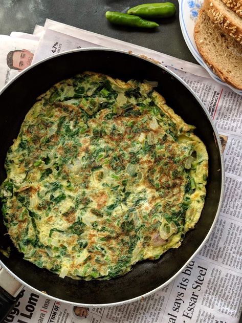 Spinach Omelette - A greens loaded delicious omelette for an anytime meal Omelette Recipe Spinach, Green Onion Omelette, Green Omelette, Onion Omelette, Easy Omelet, Omlet Recipes, Quick Brunch, Spinach Omelette, Tofu Feta