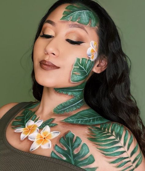 Floral Body Art, Leaf Makeup Look, Make Up Fantasi Flora, Jungle Makeup Ideas, Tropical Makeup Look, Jungle Makeup, Leaf Makeup, Extraordinary Makeup, Plant Makeup