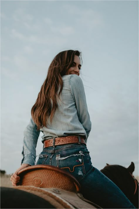 Western Photoshoot Ideas, Elizabeth Hay, Equine Photography Poses, Western Photo Shoots, Western Family, Cowgirl Photography, Horse Senior Pictures, Cowgirl Photoshoot, Horse Photography Poses