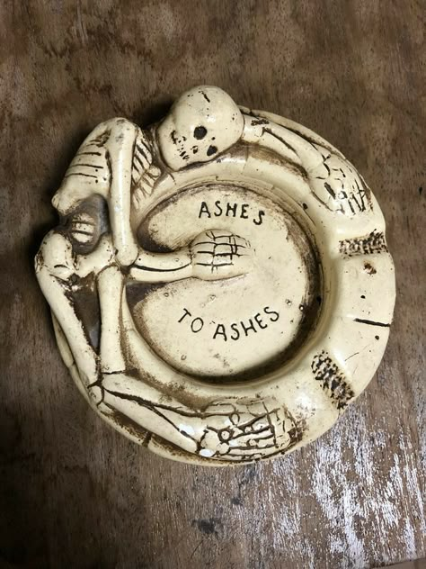 Clay Skull Ashtray, Skull Clay Art, Clay Ashtray Diy, Ashtray Painting Ideas, Skull Ceramics, Aesthetic Ashtray, Ash Tray Clay, Clay Ashtray Ideas, Homemade Ashtray