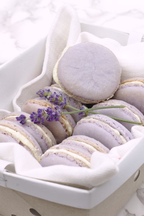 Aesthetic Desserts Recipes, Lemon Macaron Recipe, Macaron Aesthetic, Honey Filling, Macarons Aesthetic, Lavender Macaron, Honey Buttercream, Macarons Recipe Easy, Lavender Macarons