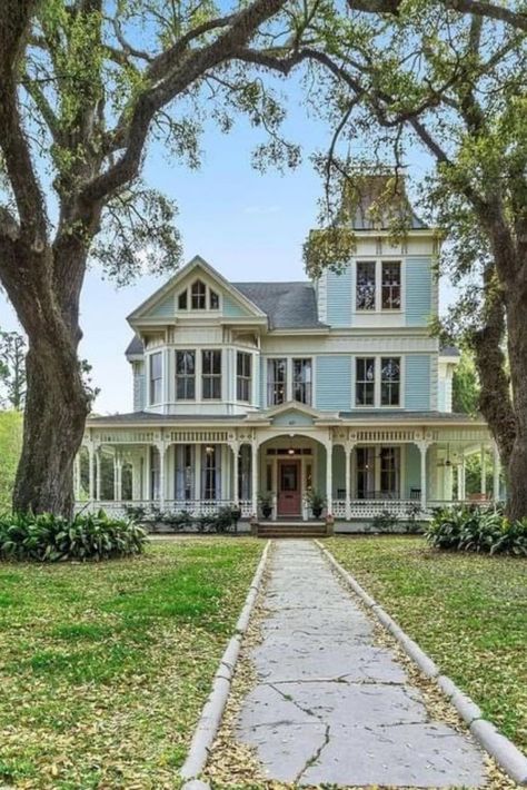 Southern Victorian Homes, Hampton Decor, Southern Porches, Whole House Generators, Porch Life, Louisiana Homes, Built In Pantry, Homes Exterior, Victorian Style Homes