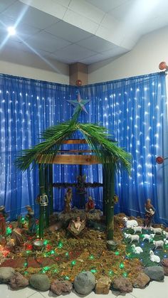 Christmas Kudil Ideas, Crib Ideas For Christmas, Diy Nativity Stable Outdoor, Christmas Crib Ideas Nativity Scenes, Christmas Crib Ideas At Home Diy, Pesebres Navidad Ideas, Christmas Nativity Scene Diy, Christmas Nativity Images, Diy Christmas Pictures