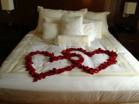 Valentine's Day- Rose petals on the bed Valentine Bedroom Decor, Honeymoon Bedroom, Wedding Night Room Decorations, Valentines Bedroom, Romantic Room Surprise, Romantic Room Decoration, Romantic Bedroom Decor, Romantic Surprise, Romantic Room