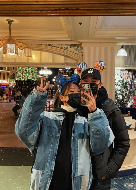 A couple with Mickey Mouse ears is standing in front of a mirror and taking a picture with their phone. Cute Mirror Pictures, Disneyland Couples Outfits, Disneyland Couples Pictures, Disney Couple Outfits, Disney Picture Ideas Instagram, Paris Couple Pictures, Couple Date Ideas, Disney Poses, Couple Date