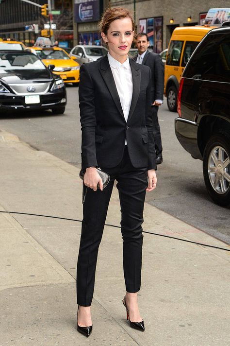 Women in Suits - Female Celebrities in Pant Suits and Tuxedos - Elle Tomboy Stil, Áo Blu, Emma Watson Style, Chique Outfit, Tuxedo Women, Look Formal, Phoebe Tonkin, Evan Peters, Outfit Trends