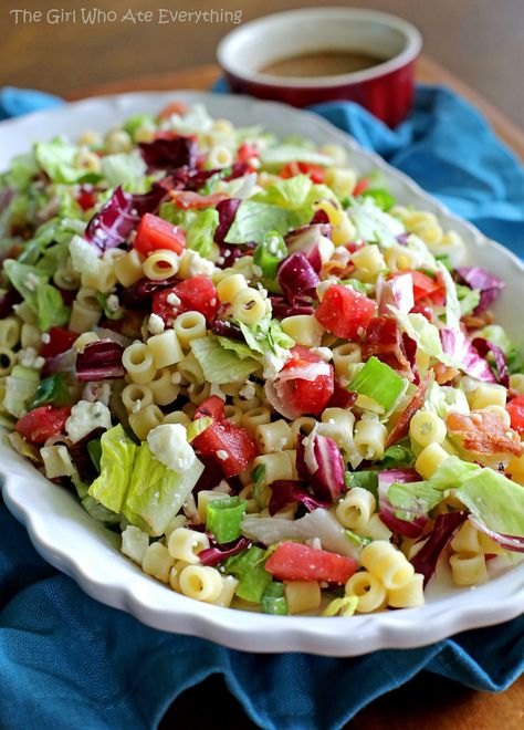 Portillos Chopped Salad Salad Coleslaw, Být Fit, Chopped Salad Recipe, Sweet Dressing, Chopped Salad Recipes, Salad Pasta, Eat Salad, Chopped Salad, Idee Pasto Sano