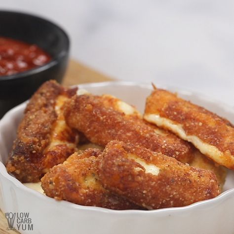 Gluten Free Mozzarella Sticks, Keto Snacks Easy, Delicious Clean Eating, Keto Cheese, Low Carb Appetizers, Low Carb Diets, Mozzarella Sticks, Keto Diet Food List, Makanan Diet