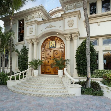 Mansion in Manalapan, Florida Manalapan Florida, Classic Villa Exterior, Luxury Mansions, For Rent By Owner, Luxury Mansion, Mansion House, Classic Villa, House Beach, Mansions For Sale