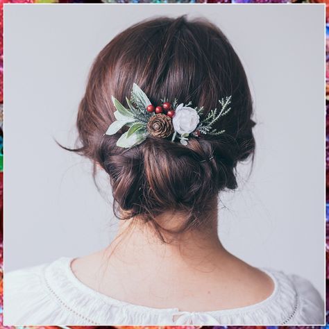 Wedding hairstyles with a veil are a classic way to keep your hair looking beautiful and styled all day long. Bridesmaid Hair Comb, Winter Wedding Hair, Bridal Hair Headpiece, Hair Crown, Bridesmaid Hair Accessories, Wedding Hairstyles With Veil, Wedding Winter, Bride Hair Accessories, Christmas Hair