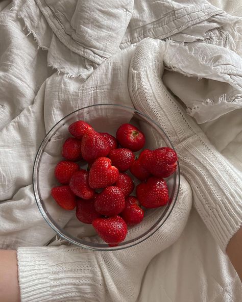 Strawberry Pictures, Strawberry Picking, Growing Strawberries, Paper Ring, Strawberry Pie, Strawberry Fruit, Strawberry Fields, Red Aesthetic, Strawberry Shortcake