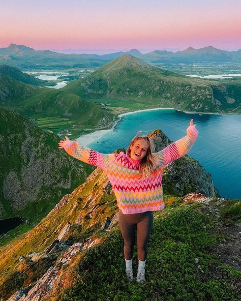 Midnight sun hiking at 2am 🤤✨🧡 it’s hard to not stay up here for several hours when the colors are like this. literally magiiic!!… | Instagram Winter Outfits Nyc, Winter Outfits Black Women, Winter Outfits Black, Winter Outfits Blackgirl, Winter Outfits Korean, Work Outfits Frauen, Shawl Outfit, Looks Adidas, Cold Weather Outfits Winter