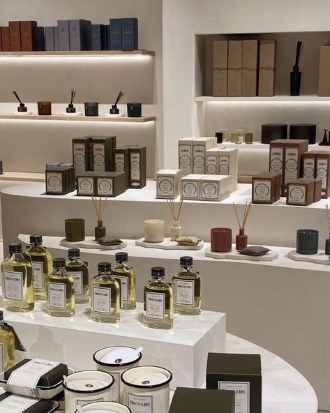 Lifestyle Brand Aesthetic, Zara Home Display, Luxury Store Aesthetic, Fragrance Store Design, Candle Store Design, Retail Store Aesthetic, Furniture Shopping Aesthetic, Candle Shop Aesthetic, Candle Store Interior