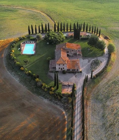 Val D Orcia, Italian House, Toscana Italia, Casa Exterior, Italian Villa, Beautiful House Plans, Dream House Exterior, Tuscany Italy, Living Room Ideas