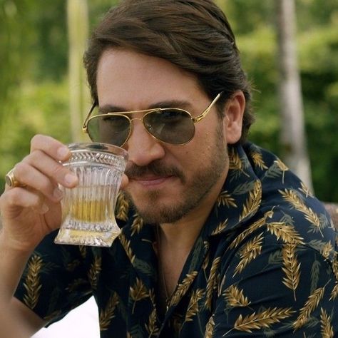 "Helmer Herrera" aka "Pacho" Narcos (Alberto Ammann) Narcos Mexico, 70’s Aesthetic, Gang Culture, Saints And Sinners, Netflix Original Series, Pablo Escobar, Summer Chic, Professional Hairstyles, Round Sunglass Men