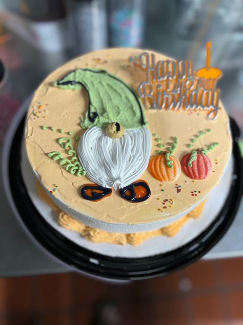 Fun Fall Cake Ideas, Thanksgiving Mini Cakes, November Cake Ideas, Gnome Cake Ideas Easy, Thanksgiving Cake Decorating Ideas, Birthday Cake Fall Theme, Fall Theme Birthday Cake, Thanksgiving Themed Cake, Gnome Cake Ideas