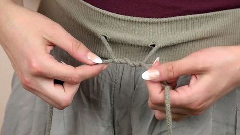 Tying Sweatpants Laces, How To Tie Track Pants Knot, Tying Pants Laces, How To Tie Drawstring Pants Hack, How To Tie Sweatpants Strings, Tying Drawstrings, How To Tie Laces, Tie Drawing, Sewing Area