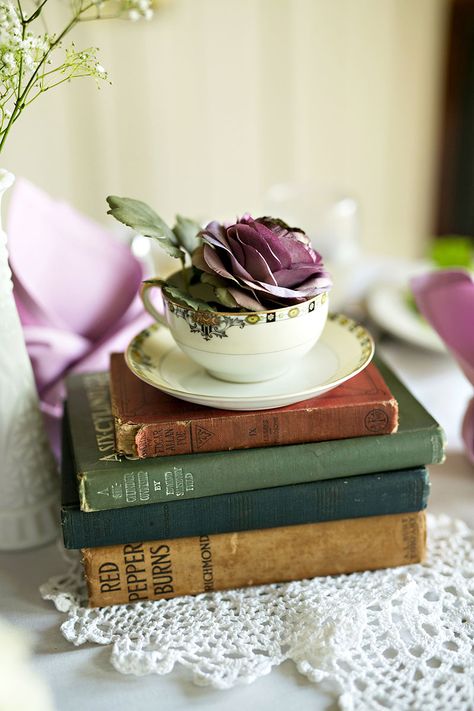 Book Centrepiece Wedding, Vintage Book Centerpiece, Diy Table Centerpieces, Centerpieces Graduation, Book Centerpiece, Tea Cup Centerpieces, Beauty And The Beast Wedding, Book Centerpieces, Beauty And Beast Wedding