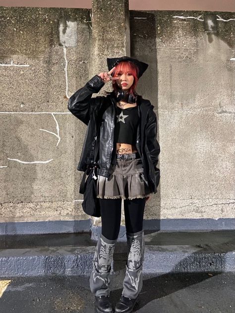 outfit inspo How To Style Cat Beanie, Dress And Beanie Outfit, Goth Beanie Outfit, Cat Beanie Outfit Aesthetic, Y2k Asian Outfits, Y2k Fashion Fall, Goth Outfits Y2k, Y2 K Outfit, Asian Y2k Outfits