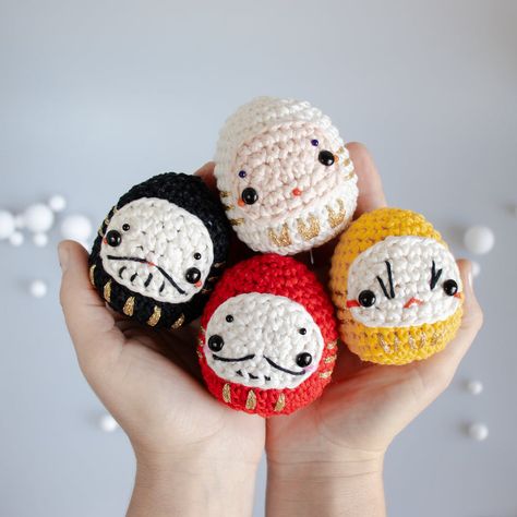 Harajuku Crochet, Diy Plush, Daruma Doll, Keychain Crochet, Kawaii Crochet, Beginner Crochet Projects, Red Yarn, Crochet Lovers, Pride Gifts