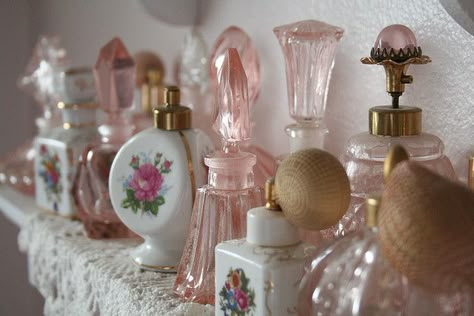 I've always loved vintage perfume bottles, I like to wonder who used them and what kind of fabulous things they would go to. Vintage Parfum, Pretty Perfume Bottles, Estilo Shabby Chic, Pink Perfume, Antique Perfume Bottles, Beautiful Perfume, Antique Perfume, Vintage Bottles, Scent Bottle