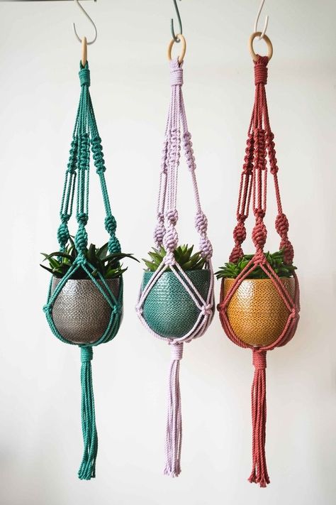 Hangers Design, Diy Macrame Wall Hanging, Colorful Macrame, Macrame Plant Hanger Tutorial, Macrame Plant Hanger Patterns, Macrame Hanging Planter, Makramee Diy, Diy Macrame Plant Hanger, Diy Plant Hanger